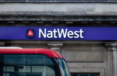 Londra, Birleşik Krallık - 29 Nisan 2024: National Westminster Bank (NatWest olarak da bilinir), İngiltere 'nin başkenti Londra' da bulunan büyük bir perakende ve ticaret bankasıdır.