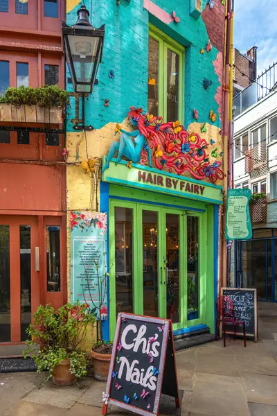 Londra, Birleşik Krallık - 29 Nisan 2024: Neal 's Yard bağımsız restoranlar, kafeler, dükkanlar ve refah markalarının bir koleksiyonuna ev sahipliği yapmaktadır. Saç Perisi Saç Stüdyosu