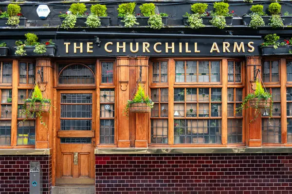 Londra, Birleşik Krallık - 29 Nisan 2024: The Churchill Arms, Kensington Church Caddesi 'nde bulunan ünlü bir meyhane.