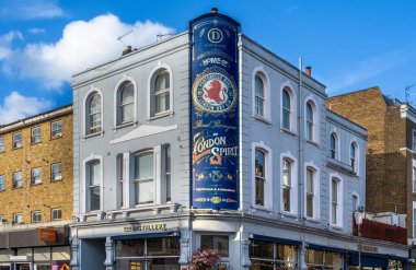 Londra, Birleşik Krallık - 29 Nisan 2024: Londra Damıtımevi Notting Hill 'de Kuru Gin - Londra ruhu