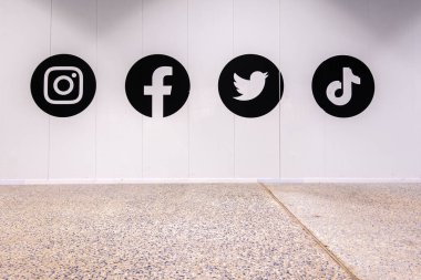Londra, Birleşik Krallık - 29 Nisan 2024: Sosyal ağ simgeleri beyaz duvarda: Instagram, Facebook, Twitter, Tik-Tok