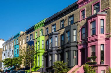 Londra, Birleşik Krallık - 29 Nisan 2024: Notting Hill 'de renkli evler dizisi