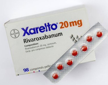 Zürih, İsviçre - 16 Mayıs 2024: Xarelto (rivaroxaban), Bayer firmasının kan pıhtılarını önlemek ve tedavi etmek için kullandığı bir antikoagülan ilacıdır.