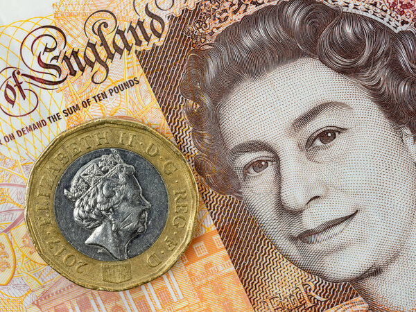Британский фунт за десять фунтов стерлингов и монета за один фунт с изображением королевы Елизаветы