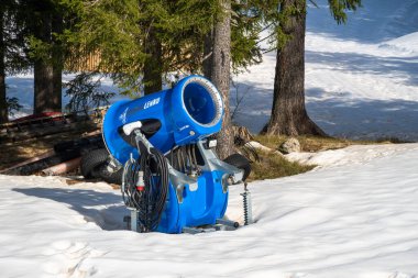 Campra, İsviçre - 6 Nisan 2024: DEMACLENKO kar yapma sistemleri ve kar topları tasarlıyor, geliştiriyor, üretiyor ve satıyor