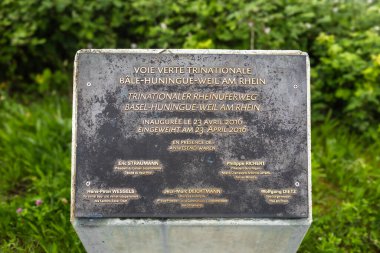 Basel, İsviçre - 18 Mayıs 2024 Trinational Rhine Bank patikası Basel - Huningue - Weil am Rhein. Anma plaketi