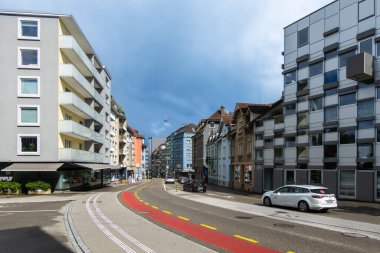 Olten, İsviçre - 25 Mayıs 2024: Çağdaş binalar, eski ve yeni mimari, bakımlı caddeler, trafik yolları, park edilmiş arabalar, yaya geçidi karışımı.