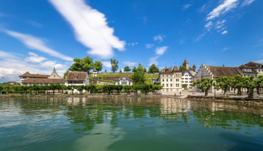 Rapperswil, İsviçre - 5 Haziran 2024: Huzurlu göl kenti Rapperswil, geleneksel mimari ve yemyeşil.