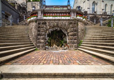 Rapperswil 'de çiçek desenli merdivenleri olan tarihi taş mağarası..