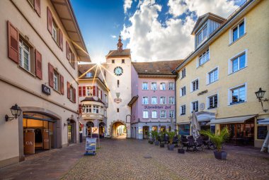 Waldshut, Almanya - 28 Mayıs 2024: Tarihi ortaçağ binaları, kafeler, dükkanlar ve kaldırım taşı meydanı olan Alman kasabası Waldshut