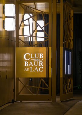 Zürih, İsviçre - 29 Mayıs 2024: Baur au Lac Zürih 'te lüks ve ikonik bir oteldir, zarafeti, fevkalade hizmetiyle ve birinci konumu ile ünlüdür..