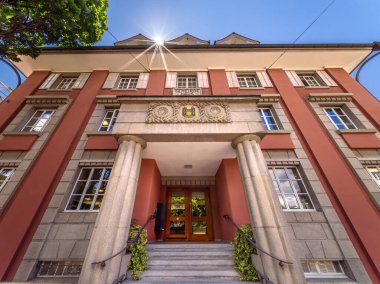 Meilen, İsviçre - 13 Haziran 2024: Gemeindehaus 'un Neoklasik Binası - Meilen Belediyesi büyük giriş, güneşli ortam, güneş patlaması
