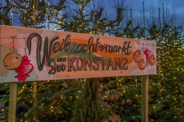 Constance, Almanya - 19 Aralık 2023 Konstanz 'daki geleneksel Noel pazarını gösteren imza - mavi saat