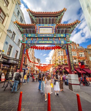 Londra, Birleşik Krallık - 25 Haziran 2024: Geleneksel kemer yolu, canlı insanlar ve şenlikli fenerlerle canlı Çin Mahallesi Caddesi.