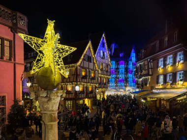 Colmar, Fransa - 27 Aralık 2023: Colmar, Alsace, Fransa 'da renkli dekorasyonlar, ışıklandırma ve aydınlatma ile Noel pazarı.