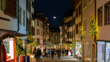 Basel, İsviçre - 16 Aralık 2023: Eski Basel kasabasının Noel süslemeli caddesi.