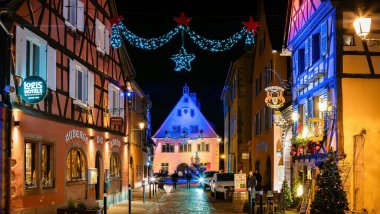 Turckheim, Fransa - 28 Aralık 2023: Turckheim, Alsace 'de büyülü Noel pazarı