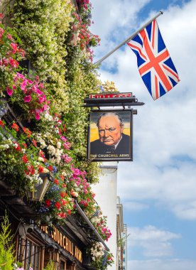 Londra, Birleşik Krallık - 25 Haziran 2024 Fuller Churchill Arms, Londra 'nın Kensington kentinde bulunan tarihi ve ikonik bir bar..