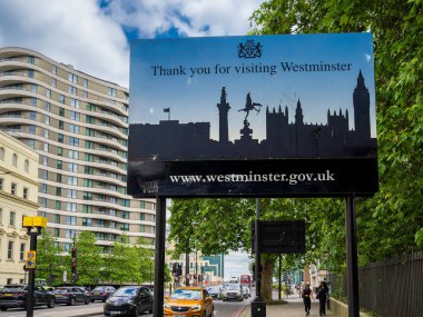 Londra, Birleşik Krallık - 25 Haziran 2024: Westminster 'ı ziyaret ettiğiniz için teşekkürler. Şehir arka planına sahip sokak işareti