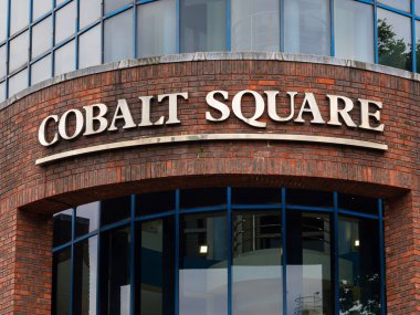 Londra, Birleşik Krallık - 25 Haziran 2024: Cobalt Square, Londra Vauxhall yakınlarındaki önemli bir ofis binasıdır..