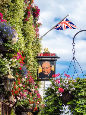 Londra, Birleşik Krallık - 25 Haziran 2024 Fuller Churchill Arms, Londra 'nın Kensington kentinde bulunan tarihi ve ikonik bir bar..