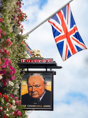 Londra, Birleşik Krallık - 25 Haziran 2024 Fuller Churchill Arms, Londra 'nın Kensington kentinde bulunan tarihi ve ikonik bir bar..
