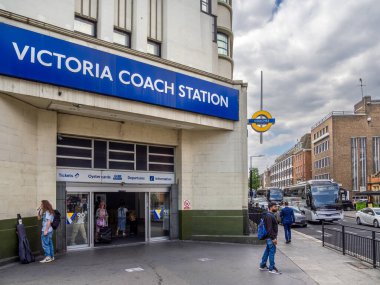 Londra, Birleşik Krallık - 25 Haziran 2024: Victoria Coach Station Victoria 'nın orta Londra bölgesinde bulunan büyük bir koç istasyonudur..