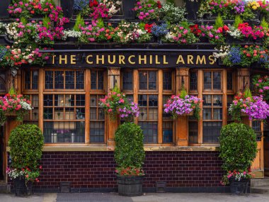 Londra, Birleşik Krallık - 25 Haziran 2024 Fuller Churchill Arms, Londra 'nın Kensington kentinde bulunan tarihi ve ikonik bir bar..