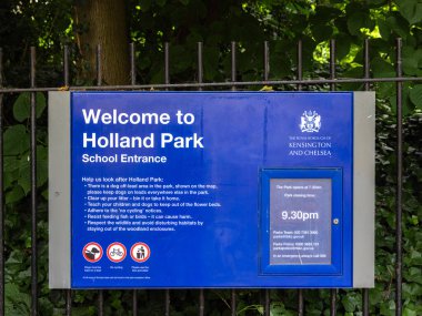 Londra, Birleşik Krallık - 25 Haziran 2024: Londra 'daki Holland Park' ın girişine hoş geldiniz tabelası