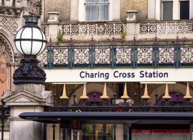 Londra, Birleşik Krallık - 25 Haziran 2024: Charing Cross istasyonu İngiltere 'nin başkenti Londra' da bulunan büyük bir demiryolu istasyonudur. Trafalgar Meydanı yakınlarındaki Westminster şehrinde yer almaktadır..