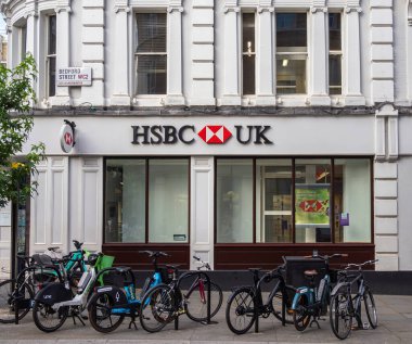 Londra, Birleşik Krallık - 25 Haziran 2024: HSBC, Hongkong ve Shanghai Bankacılık Şirketi 'nin kısaltması, İngiltere' nin başkenti Londra 'da kurulmuş çok uluslu bankacılık ve finans hizmetleri organizasyonudur.
