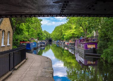 Londra, Birleşik Krallık - 25 Haziran 2024: Londra 'daki Küçük Venedik Paddington yakınlarında bulunan sakin ve pitoresk bir deniz kenarı..