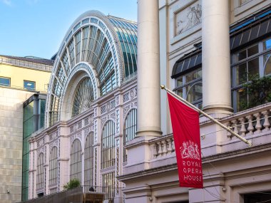 Londra, Birleşik Krallık - 25 Haziran 2024: Londra Kraliyet Opera Evi Covent Garden 'da bulunan ünlü bir sahne sanatları merkezidir..