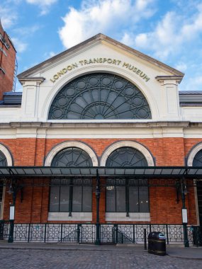 Londra, Birleşik Krallık - 25 Haziran 2024: Londra Ulaştırma Müzesi, Londra 'da ulaşım tarihine adanmış bir müzedir.
