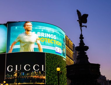 Londra, Birleşik Krallık - 25 Haziran 2024: Piccadilly Circus, Londra 'daki Iconic Eros heykeli, gece göz kamaştırıcı reklam panolarının arasında.