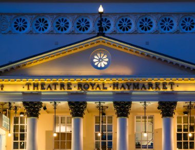 Londra, Birleşik Krallık - 25 Haziran 2024: Londra 'daki Royal Haymarket Tiyatrosu tarihi ve prestijli bir West End tiyatrosudur.