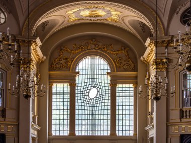 Londra, Birleşik Krallık - 25 Haziran 2024: Londra 'daki Trafalgar Meydanı yakınlarındaki St.Martin kilisesinin modern doğu penceresinin tüylü deseni