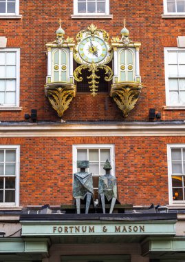 Londra, Birleşik Krallık - 25 Haziran 2024: Fortnum and Mason İngiltere 'nin ünlü lüks mağazasıdır.