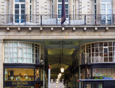 Londra, Birleşik Krallık - 25 Haziran 2024: Piccadilly Arcade, Londra 'nın kalbinde bulunan tarihi bir alışveriş merkezi.
