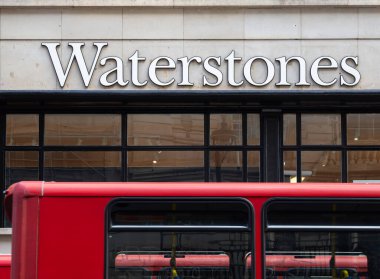 Londra, Birleşik Krallık - 25 Haziran 2024: Waterstones geniş kitap koleksiyonuyla tanınan önemli bir İngiliz kitapçısıdır..