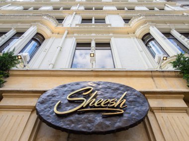 Londra, Birleşik Krallık - 25 Haziran 2024: Sheesh London lüks yemek deneyimiyle ünlü ve lüks bir Türk restoranıdır.