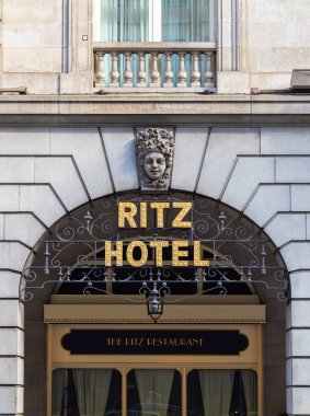 Londra, Birleşik Krallık - 25 Haziran 2024: Londra 'daki Ritz Hotel dünyaca ünlü lüks bir oteldir.