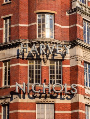 Londra, Birleşik Krallık - 25 Haziran 2024: Harvey Nichols Londra 'da dünyaca ünlü bir lüks mağazadır..