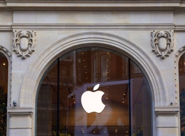 Londra, Birleşik Krallık - 25 Haziran 2024: Apple logosu, çok uluslu teknoloji şirketi Apple 'ı temsil eden dünyanın en tanınan logolarından biridir.
