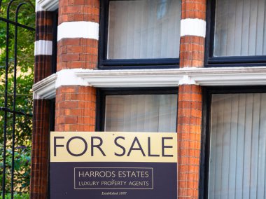 Londra, Birleşik Krallık - 25 Haziran 2024: Harrods Estates, ünlü İngiliz mağazası Harrods 'un lüks gayrimenkul koludur.