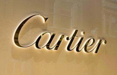 Londra, Birleşik Krallık - 25 Haziran 2024: Cartier prestijli ve sembolik bir lüks mücevher ve saat yapma markasıdır.