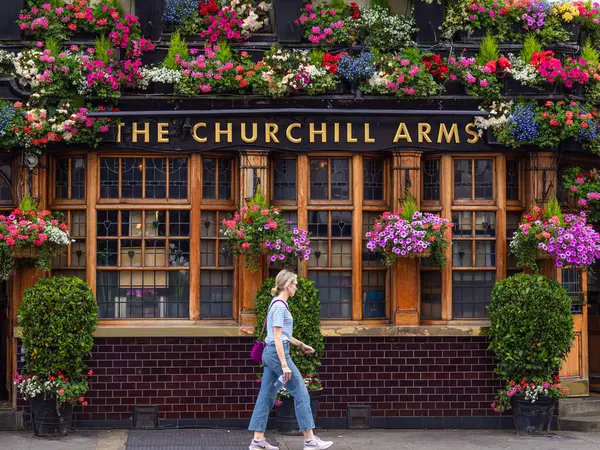 Londra, Birleşik Krallık - 25 Haziran 2024 Fuller Churchill Arms, Londra 'nın Kensington kentinde bulunan tarihi ve ikonik bir bar..