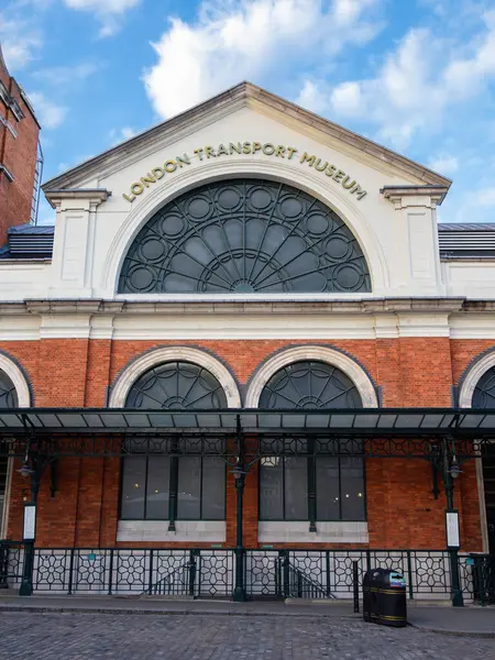 Londra, Birleşik Krallık - 25 Haziran 2024: Londra Ulaştırma Müzesi, Londra 'da ulaşım tarihine adanmış bir müzedir.