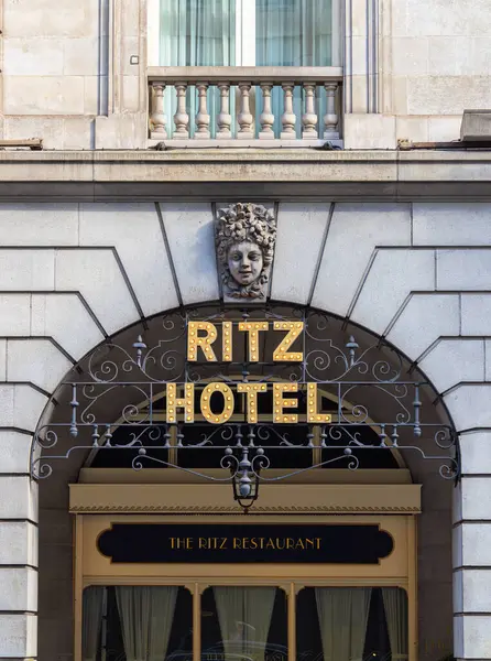 Londra, Birleşik Krallık - 25 Haziran 2024: Londra 'daki Ritz Hotel dünyaca ünlü lüks bir oteldir.