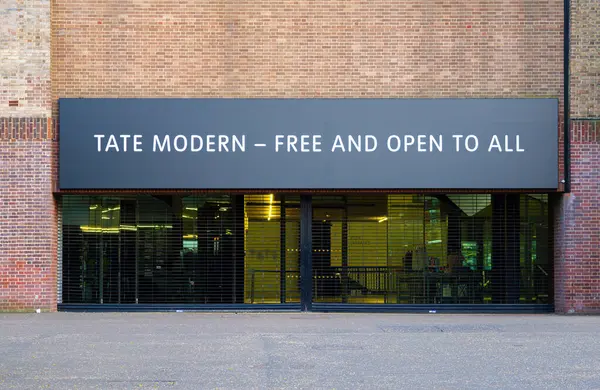 Londra, Birleşik Krallık - 25 Haziran 2024: Tate modern - ücretsiz ve herkese açık - Londra Galerisi girişi